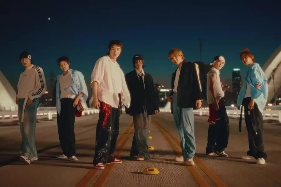 riize get a guitar group photo